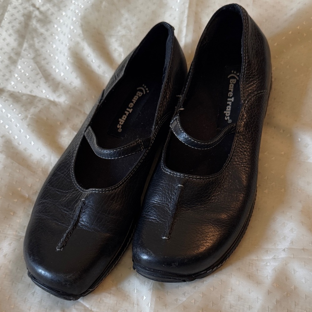 BareTraps Women's Black Flats “Randy” Size 6 M Leather Upper